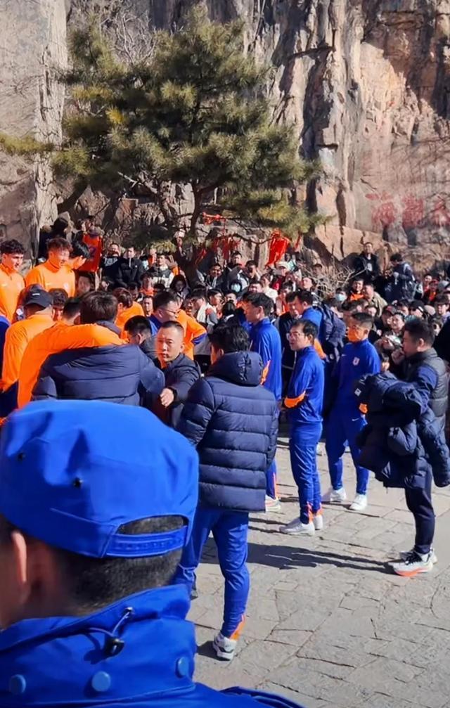 关于多特蒙德打破进球荒，泰山球迷集体高唱助威的信息